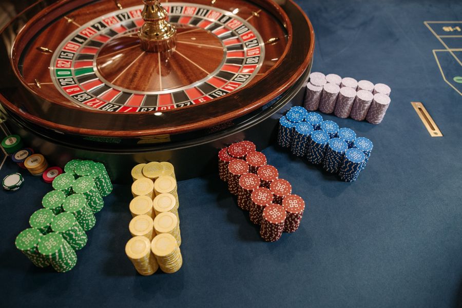 Meja roulette klasik dengan roda dan deretan chip