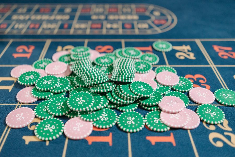 Tumpukan chip kasino berbagai warna di atas meja