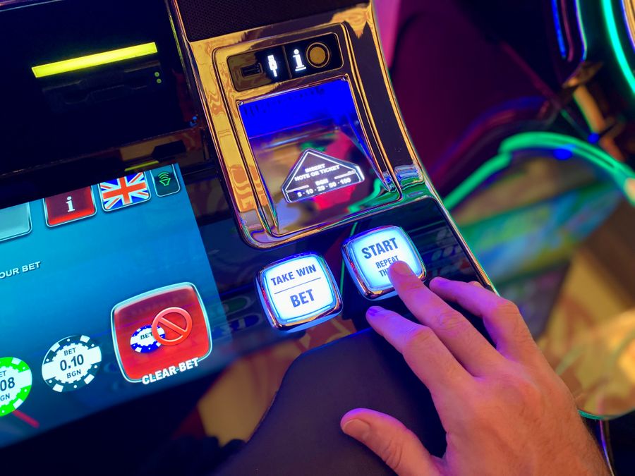 Layar mesin slot digital dengan gulungan dan simbol berwarna