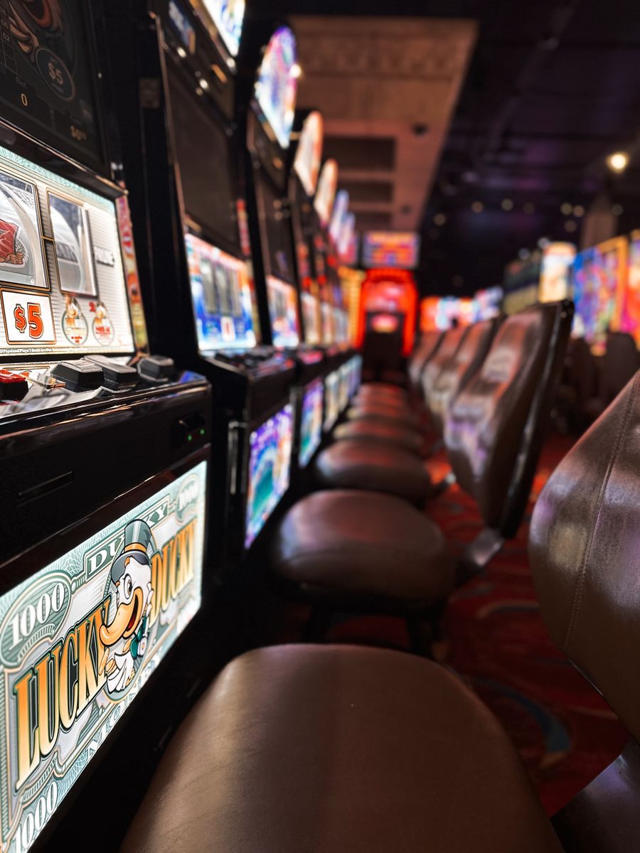 Deretan mesin slot menyala di lantai kasino